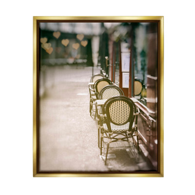 «Outdoor Town Cafe Seats», art de la giclée encadrée par Carina Okula