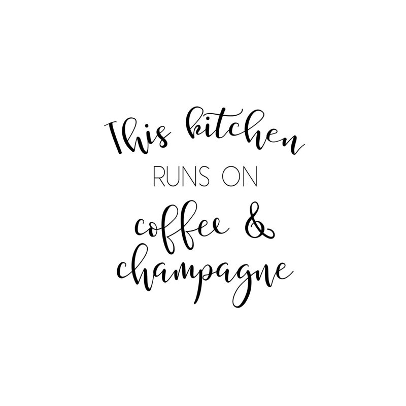 «This Kitchen Runs on Coffee and Champagne» par Pixy, art textuel sur toile tendue, H 40 po x l 26 po x P 1,5 po