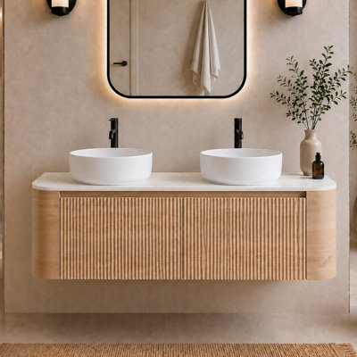 Meuble-lavabo suspendu préassemblé de 152 cm (60 po) avec lavabo, porte-serviettes intégré et armoire cannelée sculpturale