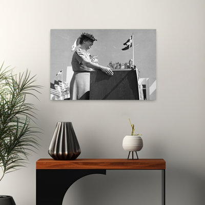 Années 30, première dame, Eleanor Roosevelt, debout, parler en public sur un podium à la foire mondiale de New York, rétro, rétro, portrait de ville, art mural