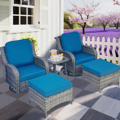 Ensemble de mobilier de patio en osier - Ensemble de conversation modulaire en rotin 5 pièces avec 2 chaises berçantes pivotantes, 2 repose-pieds et 1 table d'appoint pour terrasse