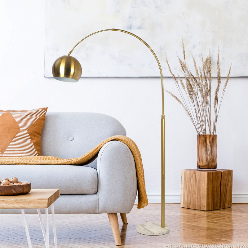 Lampe sur pied réglable en laiton doré à long bras avec base ronde en marbre blanc Oasis