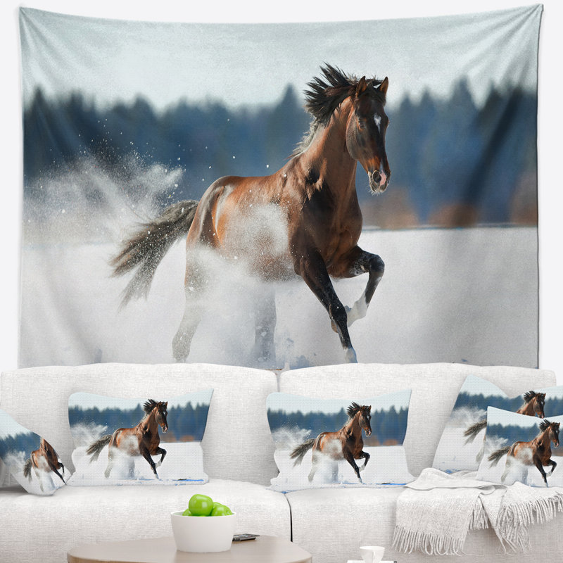 Cheval qui court en tapisserie hivernale, H 50 po x l 60 po