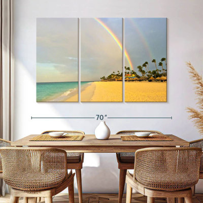 Gillard arc-en-ciel au-dessus de la plage