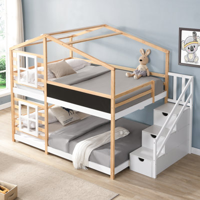 Lit simple au-dessus d'un lit superposé avec tableau noir et rangement pour fenêtres, bois massif blanc naturel, toit en bois à profil bas Safe Design, 91,1 po de profondeur