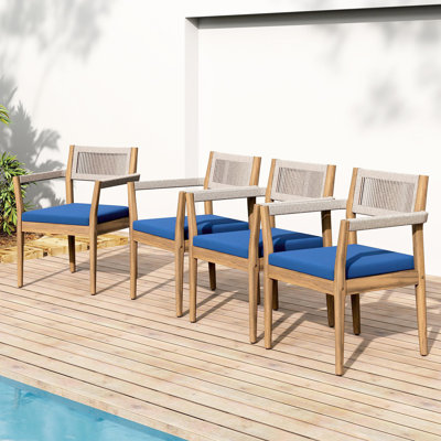 Chaises de salle à manger d'extérieur en bois tressé toutes saisons de 4, look, corde beige et coussins nécessitant peu d'entretien pour patio avec coussins bleu marine, dimensions peu encombrantes