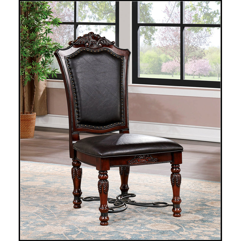 Ensemble de 2 chaises d'appoint Majestic Traditional avec finition cerisier brun, sculptures en faux bois et sièges en similicuir noir pour les repas formels
