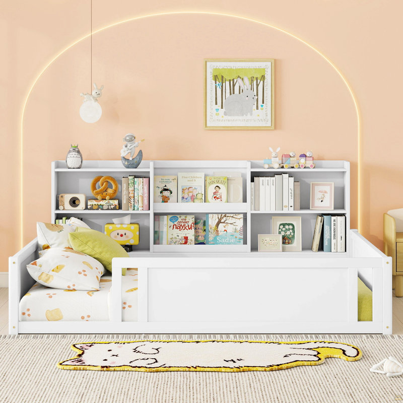 Lit plateforme pleine grandeur en bois avec barrière de sécurité et tablettes de rangement pratiques, cadre de lit pour enfant peu encombrant, blanc