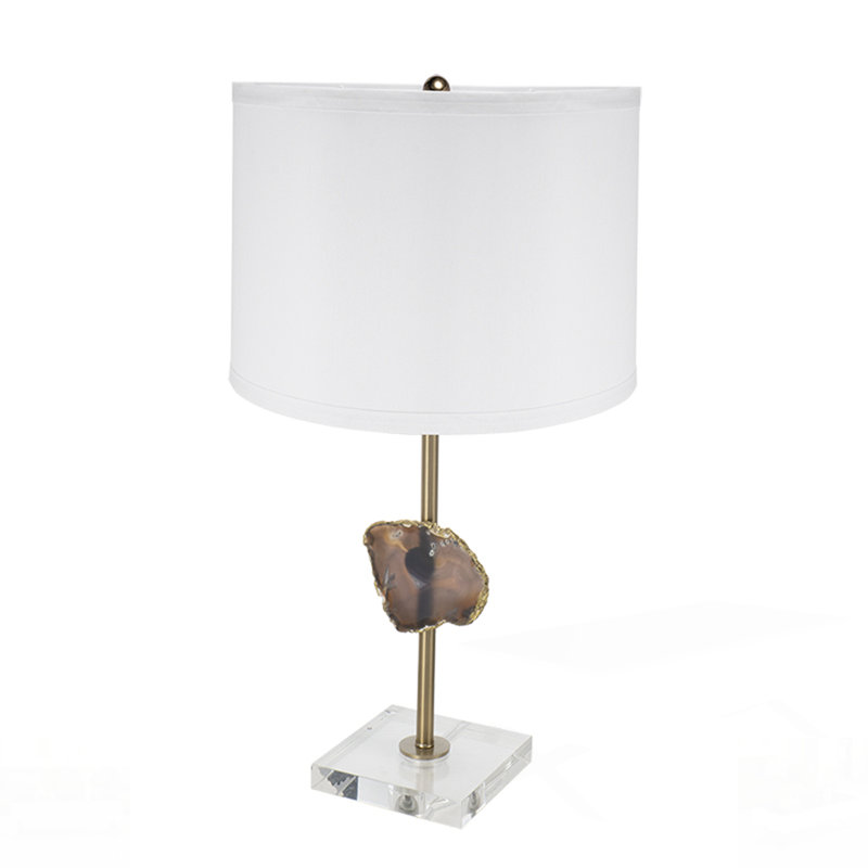 Lampe de table élégante avec tranche d'agate et abat-jour tambour, parfaite pour ajouter de l'élégance à n'importe quelle pièce