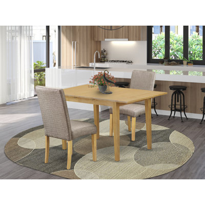 L'ensemble de table de cuisine 3 pièces comprend une table de salle à manger rectangulaire avec des feuilles papillon et 2 chaises rembourrées en tissu kaki foncé, en chêne