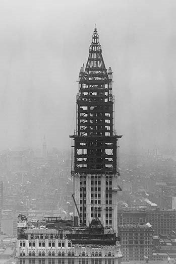 « the woolworth building under build », reproduction de photo, H 36 po x l 24 po