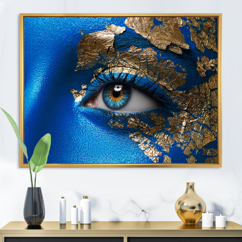 Portrait d'une jeune fille avec un maquillage bleu - photographie sur toile, Toile encadrée d'or, H 16 po x l 32 po x p 1 po