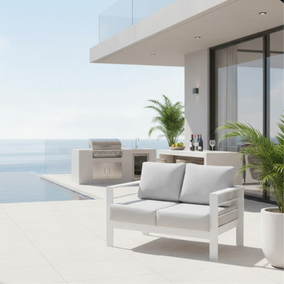 Causeuse de patio en aluminium toutes saisons de 50 po avec coussins épais gris clair et structure blanche