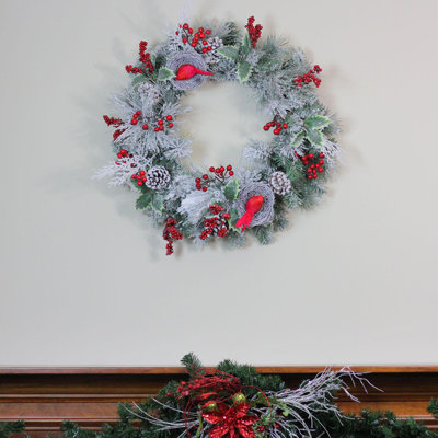 Couronne de Noël artificielle de baies et de cardinaux rouges dans les nids 24 po non éclairée