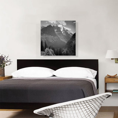«Snow Covered Mountains in Glacier National Park Montana» par Ansel Adams - reproduction de photo sur toile tendue