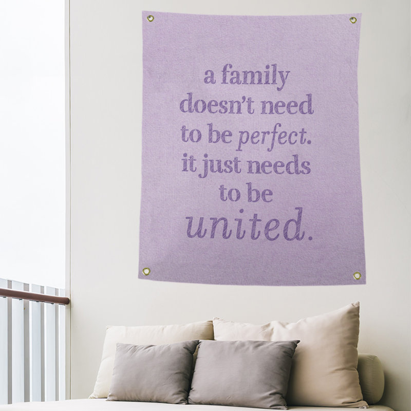 Tapisserie de polyester, citation à la famille love, H 36 po x l 26 po, Mauve