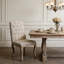 Luxueux ensemble de 2 chaises capitonnées à boutons, alliant confort et style contemporain avec pieds en bois patiné