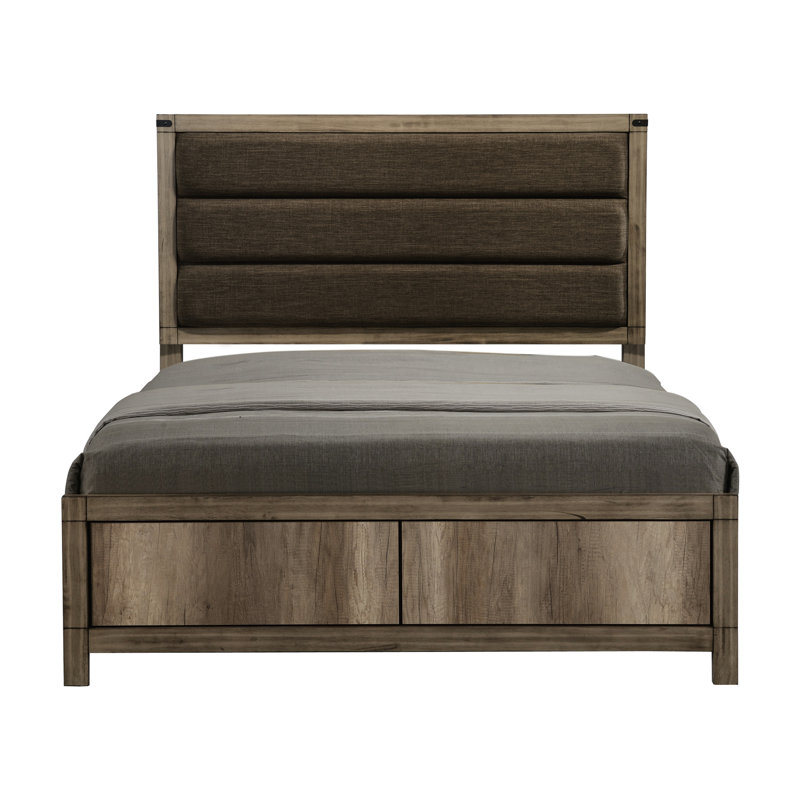 Grand lit moderne avec tête de lit tapissier, canaux verticaux et finition rustique gris vieilli pour cadre de chambre à coucher