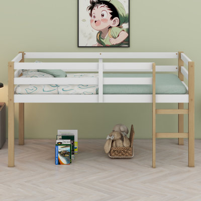 Lit mezzanine en bois avec échelle