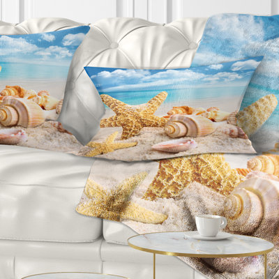 Coussin de mer étoile de mer et coquillages sur une photo de plage