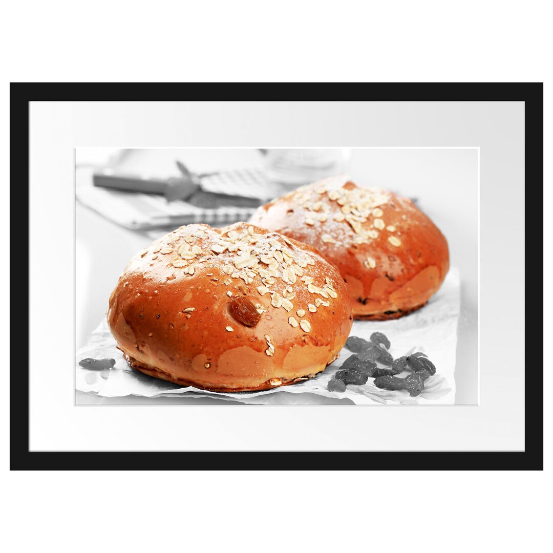 Gerahmtes Poster Rosinenbrötchen mit Hafer