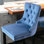Velours moderne avec tirettes faites à la main, coussin en mousse, base en bois - bleu de 2 rembourrés, mousse haute densité, garniture cloutée