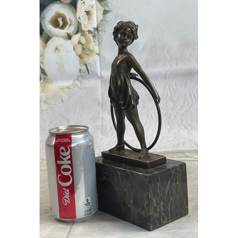 Figurine Attend jolie fille jouant avec serre-livres