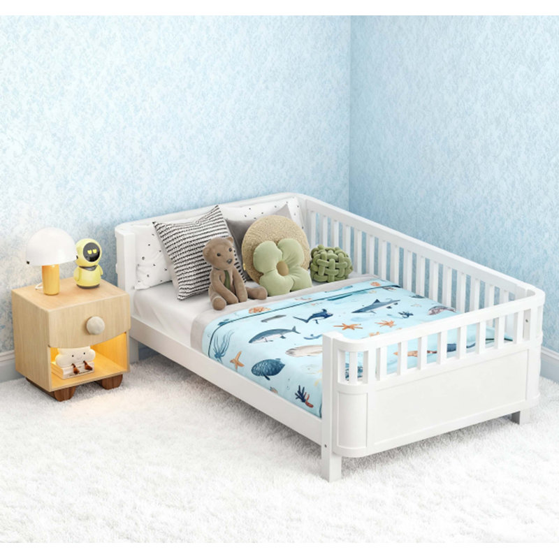 Lit plateforme simple en bois pour enfants avec garde-corps de sécurité, fabrication durable en bois de pin et en panneau de fibres à densité moyenne, finition blanche