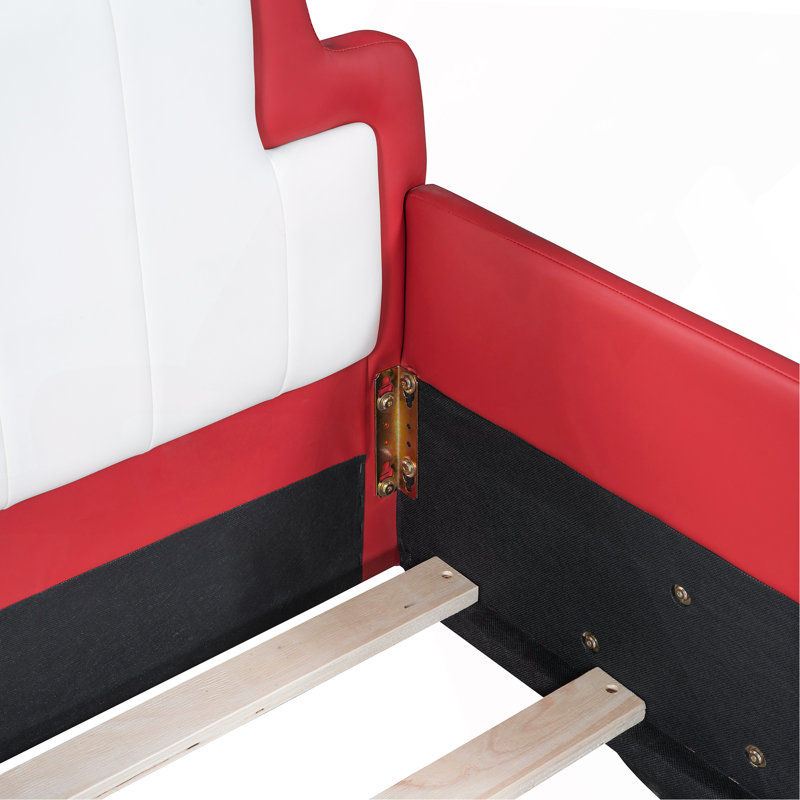 Lit plateforme simple en forme de voiture de course avec roues, rouge