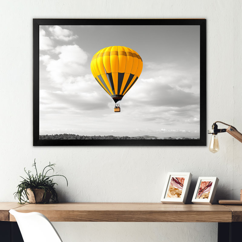 Yellow Hot Air Ballon II - Transportation Canvas Wall Art, H 34 po x l 44 po x P 1,5 po, Cadre photo noir