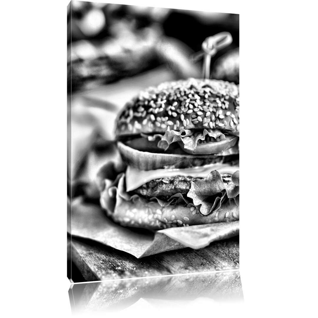 Leinwandbild Leckerer Burger und Pommes in Monochrom