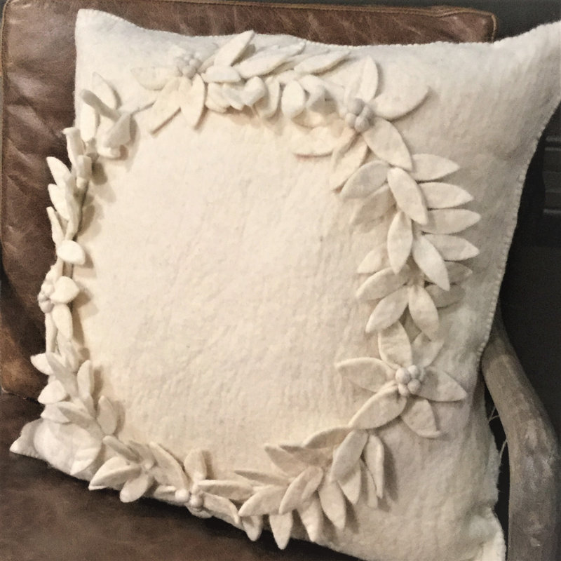 Coussin de Noël en laine feutrée à la main, couronne crème, 20 po, Oreiller (inclus)