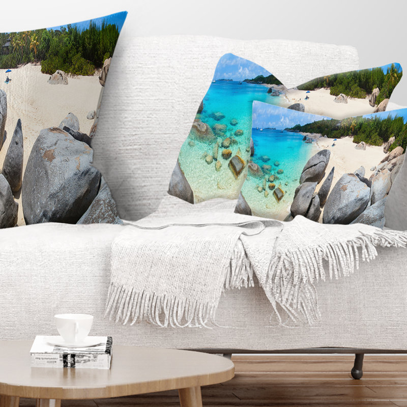 Coussin de l’eau océanique turquoise avec roches seascape