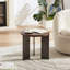 Table basse ronde exquise avec aspect noyer et détails en métal de style spectaculaire