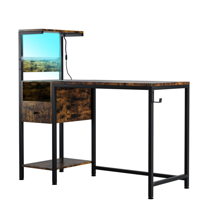 Bureau d'ordinateur brun avec station de charge et tablette, alignement réversible, construction, lumières à DEL, ports, complément de crochet d'écouteur pour le travail de bureau, brun, rangement de prise de courant, tablettes,