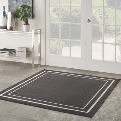 Tapis intérieur / extérieur en chenille tissé à la machine Aubreanna