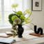 Fleurs artificielles avec vase