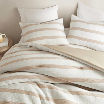 Couette King/King à rayures teintes, rayures tissées pour une couleur haut de gamme, tons neutres contemporains, surface douce et froissée, rembourrage respirant, envers en microfibre brossée, lavable à la machine ; taupe.