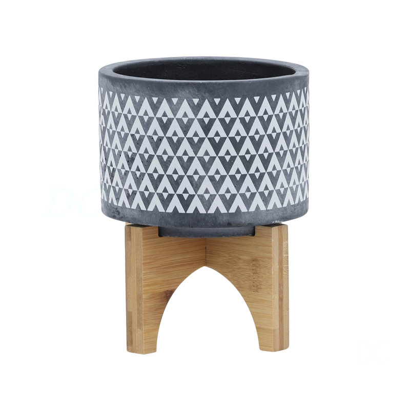 Pot à fleurs aztèque en céramique sur support en bois 5 po, H 6,03 po x l 5,02 po x P 5,02 po, Gris / naturel