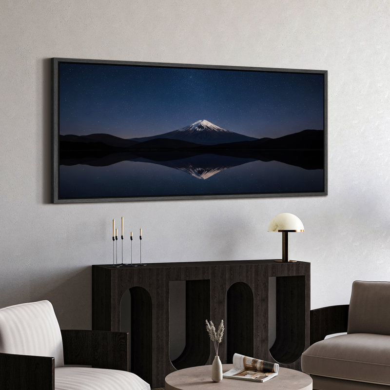 «Mount Fuji Reflection in Lake at Night», art mural sur toile - Photographie de montagne tranquille pour un décor contemporain ou minimaliste