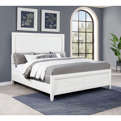 Très grand lit en bois blanc vieilli, tête de lit en tissu rembourré, rails bas pour profil aéré, lit de style transitionnel point focal de la chambre à coucher, finition, tête de lit en tissu, silhouette contemporaine aux lignes épurées,