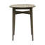 Table de bar d'extérieur en bois avec attrait rustique - plateau à lattes et structure de lattes de patio grises pour un salon contemporain