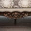 Chaise de style traditionnel avec accoudoirs arrondis et garniture cloutée avec dossier capitonné-117487925