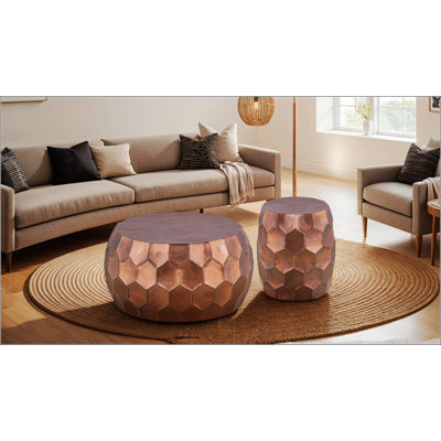 Ensemble de tables basses modernes et contemporaines rondes en aluminium de 32 pouces et table de bout de 21 pouces avec base à motif de losanges brillants et finition cuivre