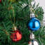Arbre de Noël artificiel de table 22 po avec 30 lumières DEL et 24 ornements de Noël