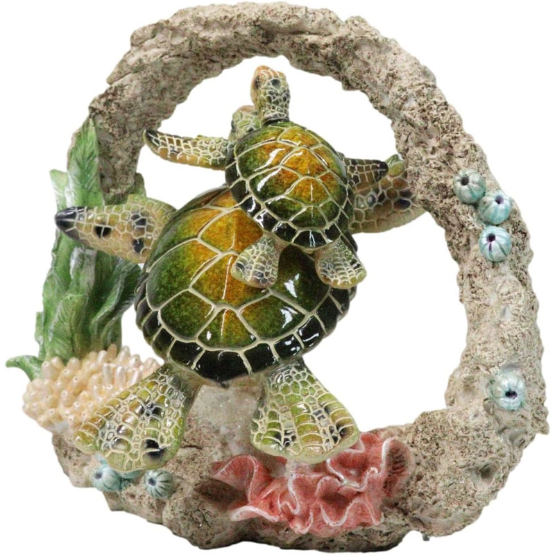 Figurine de tortue de mer verte et de nouveau-né nageant près du corail