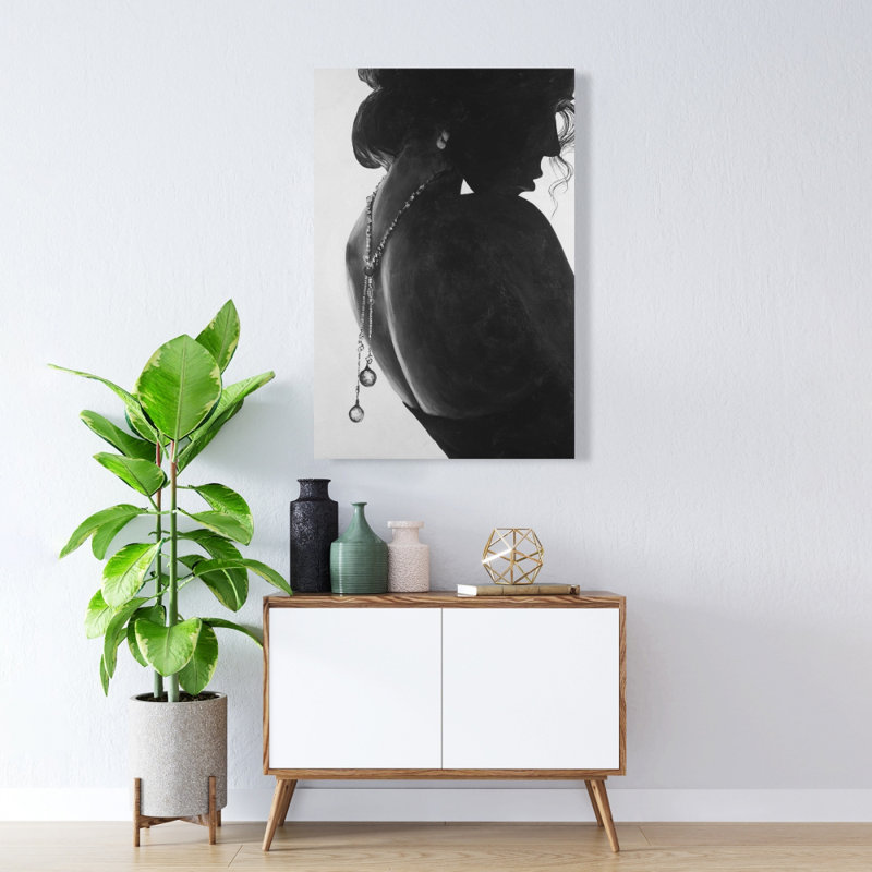 Femme chic avec bijoux - décor de toile grise noire et blanche