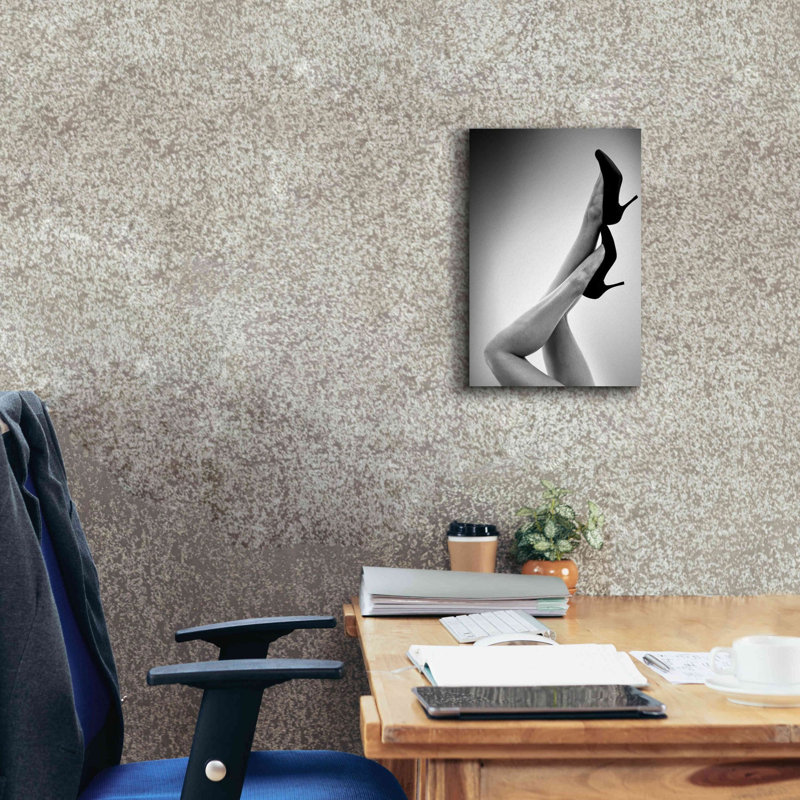 «Fashion Red 3» par Design Fabrikken, estampe numérique sur toile, H 18 po x l 12 po x P 0,75 po
