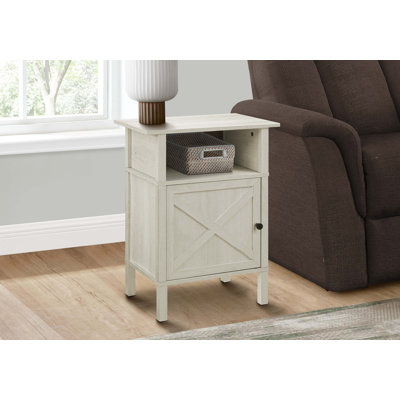 Table d'appoint compacte avec finition stratifiée en chêne lavé, tablette ouverte et rangement fermé pour les salons transitionnels.