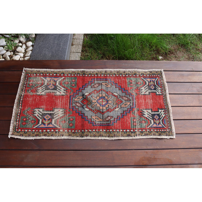 Petit tapis décoratif bohémien rouge rétro fait à la main, idéal pour les vestibules